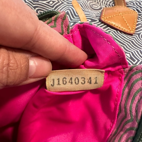 Dooney and Bourke scribble pattern tote with small bag included - Picture 2 of 15